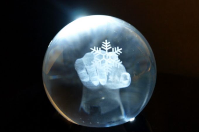 Glaskugel mit Gravur Hand Vorschaubild