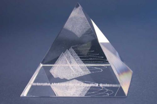 Glaspyramide mit 3D Gravur Vorschaubild